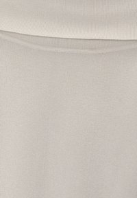 Tissu gris clair côtelé avec une texture lisse. Présente des coutures le long des bords, offrant une apparence ajustée.