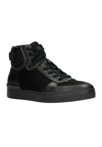 Sneaker alta nera realizzata in pelle e camoscio, con una superficie testurizzata, lacci anteriori e caviglia imbottita. Accentuata da un linguetta posteriore.
