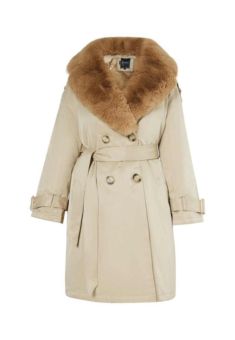 Trench coat beige con grande collare in pelliccia sintetica, bottoni doppi, vita con cintura e maniche con risvolto che presentano dettagli dorati.