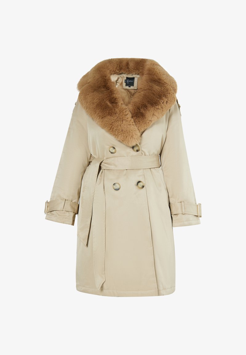 Trench coat beige con grande collare in pelliccia sintetica, bottoni doppi, vita con cintura e maniche con risvolto che presentano dettagli dorati.