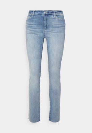 Vaaleansiniset slim fit -farkut, joissa on haalistuneet yksityiskohdat, puolivälin vyötärö, viisi taskua, nappisuljenta ja raidoitetut lahkeensuut.