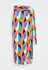 Jupe portefeuille avec un motif abstrait coloré en orange, bleu, noir et blanc sur fond rose, nouée à la taille avec un nœud sur le côté.