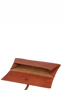 Rjava usnjena denarnica z gladko teksturo, ki ima en sam predal in zložljiv preklop, ki ga zapira majhen gumb.