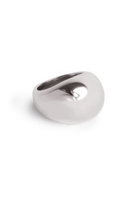 Skulptural silverring med en slät, glänsande yta, organiskt form och rundad topp, med en mild indragning på ena sidan.