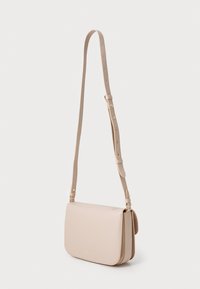 Rozā krāsas crossbody soma, izgatavota no teksturētas ādas, ar atloku ar aizdari, regulējamu siksniņu un zeltītām detaļām.