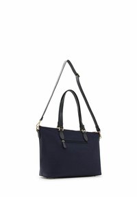 Borsa a spalla navy realizzata in tessuto resistente, con due manici, una tracolla regolabile e hardware in tonalità oro, dotata di una tasca con zip.
