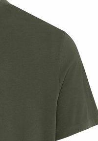 Kortærmet, olivengrøn T-shirt lavet af glat bomuldsstof. Har en klassisk rund hals og lige kant, uden synlige mønstre eller accenter.