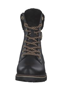Botte en cuir noir avec doublure en fausse fourrure, lacets à motifs marron et noir, œillets en métal et semelle robuste. Dispose d'un col rembourré.