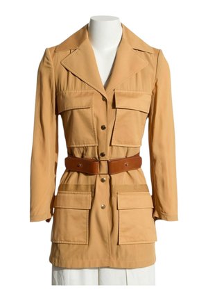 Lange Jacke mit langem Arm, vier großen aufgesetzten Taschen vorne, Knopfverschluss, breiten Revers und einem braunen Ledergürtel in der Taille.
