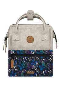 Hellgraue synthetische Tasche mit floral gemustertem unteren Abschnitt, ausgestattet mit einem oberen Griff, Reißverschluss und Markenetikett auf der Vorderseite.