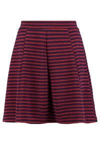 Una gonna al ginocchio con strisce orizzontali alternate in blu navy e rosso, caratterizzata da una trama testurizzata e pieghe sottili per un volume aggiuntivo.