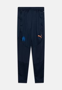 Morske športne hlače iz zračnega materiala, z modrim logotipom Marseille in oranžnim logotipom Puma, s stranskimi žepi in obliko hlačnic, ki se zožujejo.