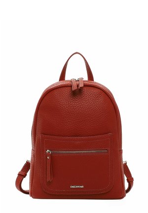 Texturierter roter Leder-Rucksack mit rundem Design, vorderer Reißverschlusstasche, oberem Griff und verstellbaren Riemen. Verfügt über metallische Hardware-Akzente.