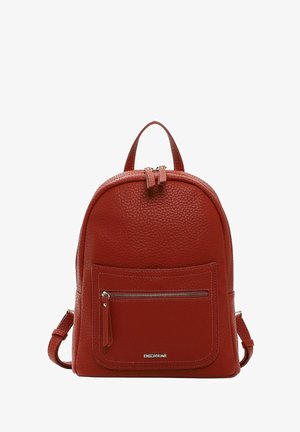 Zaino in pelle rossa testurizzata con una forma arrotondata, tasca anteriore con zip, manico superiore e spallacci regolabili. Presenta dettagli in metallo.