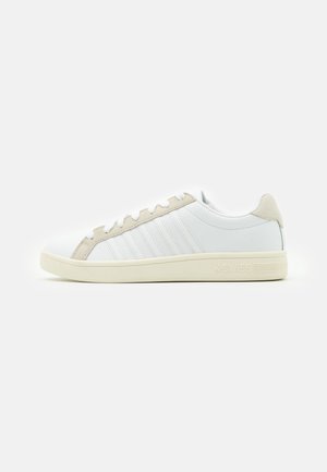 Witte leren sneakers met lichtgrijze suède accenten, platte veters en vier verticale strepen aan de zijkanten. Rubberen zool met merkopdruk.