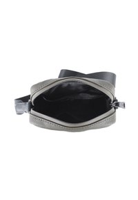 Borsa a tracolla grigia in tessuto con apertura a zip, dotata di un interno nero liscio e di una tracolla resistente. Design semplice e funzionale.