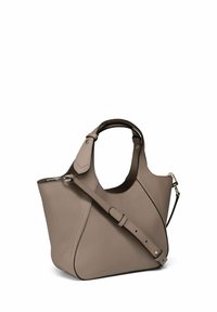 Bolso tote de cuero en tono topo con acabado texturizado. Cuenta con asas superiores dobles, una correa ajustable y detalles en hardware de tono plateado.