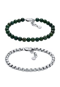 Due bracciali: uno con perle tonde verde scuro e chiusura in argento, l'altro una catena in argento con chiusura abbinata e un piccolo pendente.