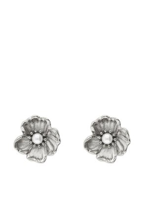 Pendientes de botón con forma de flor de plata, con pétalos texturizados y una pequeña perla blanca en el centro de cada flor.
