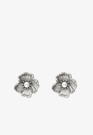 Pendientes de botón con forma de flor de plata, con pétalos texturizados y una pequeña perla blanca en el centro de cada flor.