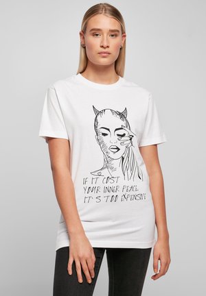 Weißes Baumwoll-T-Shirt mit einer grafischen Illustration einer Frau mit Hörnern und Text darunter, in schwarzer Umrandung und Schrift.