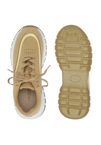 Zapatillas beige con un upper liso, mediasuela blanca, punta redonda y suela de goma con un patrón texturizado. Los cordones están atados en un lazo.