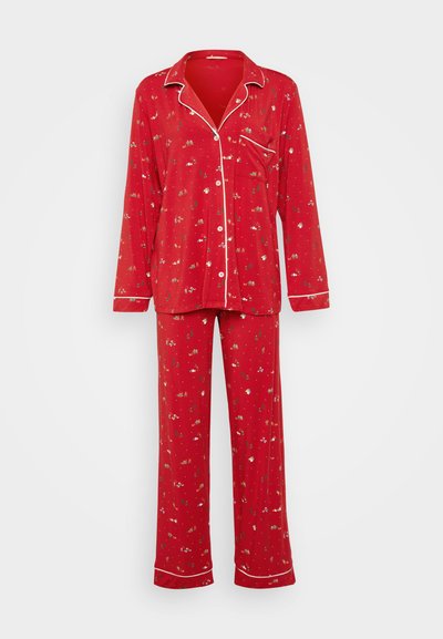 Conjunto de pijama vermelho feito de um tecido suave, apresentando uma parte de cima de manga longa com botões e um bolso no peito, e calças combinando, ambos com padrões florais.