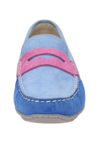 Wildleder-Mokassin mit einem blauen Obermaterial und einem pinken Akzentriemen, runder Zehenform und sichtbaren Nahtdetails. Weicher Stoff für zusätzlichen Komfort.