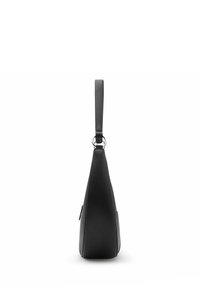 Borsa a tracolla nera in pelle con forma triangolare, una tracolla sottile e una tasca con zip sul lato. Texture liscia con hardware in argento.