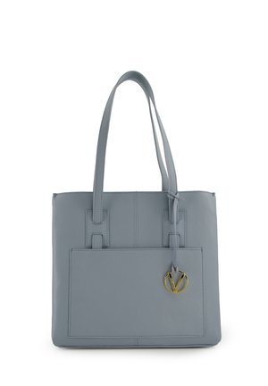 Grijze leren tote bag met twee lange handvatten, gestructureerd oppervlak, voorvak en een gouden cirkelvormig logo accent.