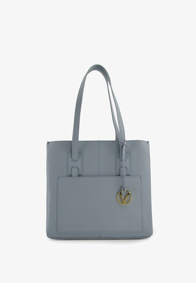 Grijze leren tote bag met twee lange handvatten, gestructureerd oppervlak, voorvak en een gouden cirkelvormig logo accent.