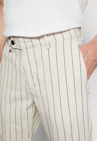 Antony Morato TROUSERS BRYAN IN STRIPED GARMENT DYE - Bukse - paper