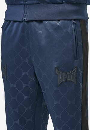 Nadmornarje modri trenirki Tapout z diamantnim vzorcem, ki imajo žep z zadrgo, elastičen pas in teksturirane poudarke logotipa v temnih odtenkih.