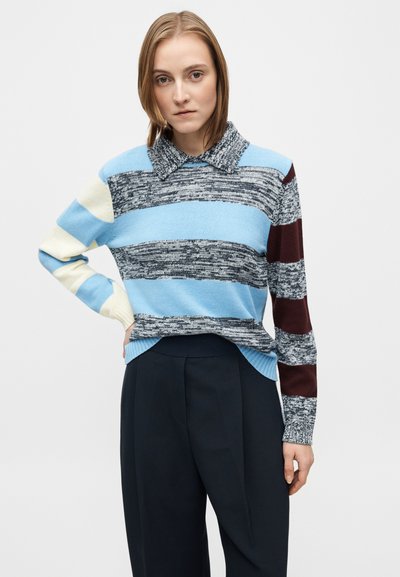Trui met een kraag en horizontale strepen in blauw, beige, grijs en bordeauxrood; gebreide stof met textuur; losse pasvorm.