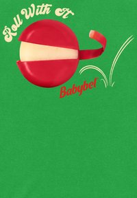 Červený sýr Babybel s bílým vnitřkem, částečně otevřený, na zeleném pozadí. Text "Jdi do toho" v zakřiveném smetanovém písmu.