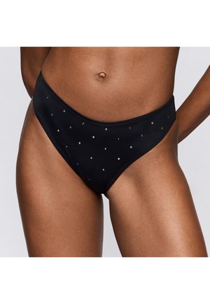 Zwarte bikinibroek met meerkleurige kleine strasssteentjes gedragen op de heupen en onderbuik van een persoon tegen een neutrale achtergrond.