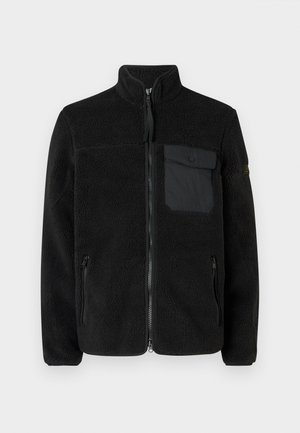 Casaco preto de lã polar com fecho de correr, gola alta, tecido texturizado, dois bolsos laterais e um bolso no peito com fecho de pressão.