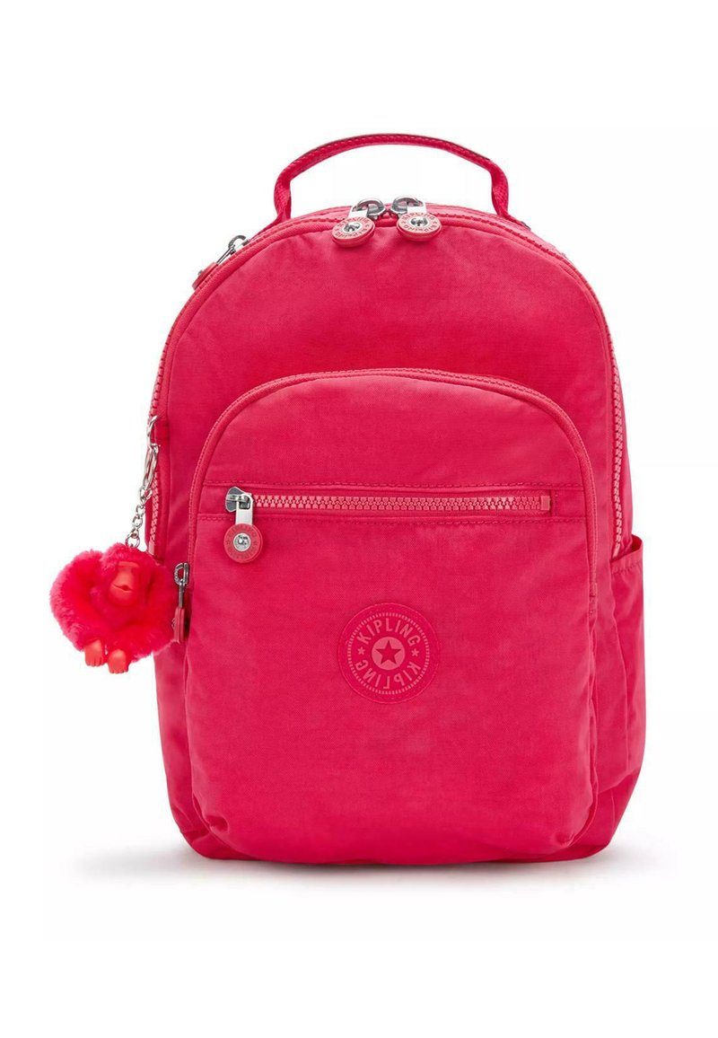 Zaino rosa con una texture morbida, scomparti con zip e un portachiavi a forma di scimmia pelosa. Presenta un logo rotondo e zip coordinate.