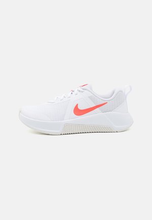 Biały but do biegania Nike z czerwonym logo w kształcie łyżwy (Swoosh), cholewką z siateczki, wiązany, z teksturowaną białą podeszwą na jednolitym tle.
