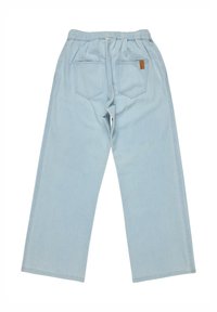 Jeans de pierna ancha en azul claro con una cinturilla elástica, que cuentan con dos bolsillos traseros y un detalle de etiqueta marrón. Textura de denim suave.
