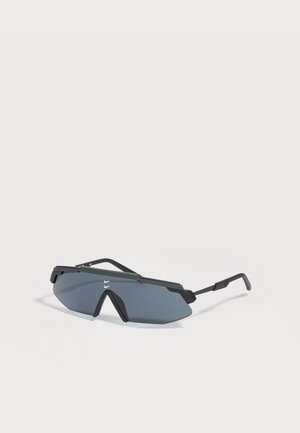 Sportsonnenbrille mit schwarzem Rahmen, dunkel getönten, gewölbten Gläsern und einem kleinen weißen Logo auf dem mittleren Glas.