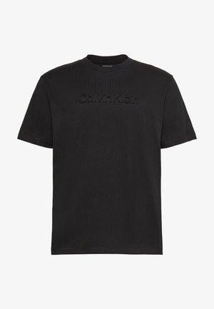 Sort t-shirt med korte ærmer og rund hals med præget "Calvin Klein"-logo tværs over brystet.