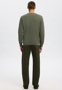 Selected Homme SLHROSS STRUCTURE CREW NECK - Džemperis - deep forestdetail vetiver twist