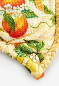 Material matlasat cu imprimeu de fructe portocalii și frunze verzi, margine împletită galbenă și detaliu mic cu închizătoare aurie în colț.