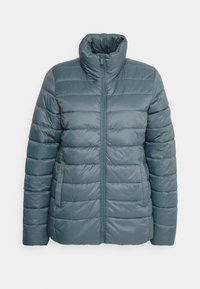 Corta-vento em azul-turquesa, com gola alta, fecho de correr completo, textura acolchoada e bolsos laterais para maior funcionalidade.