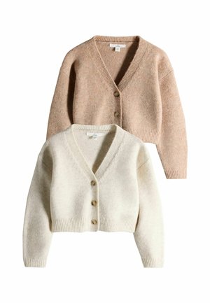 Zwei weiche, kurz geschnittene Strickcardigans mit Knöpfen, einer beige und einer off-white, beide mit langen Ärmeln und V-Ausschnitt.