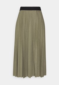 Plissé maxi rok in olijfgroen, met een zwarte elastische tailleband. De stof heeft een zachte textuur met fijne verticale lijnen.