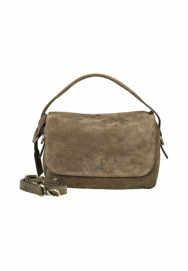Sac à main en daim marron avec fermeture à rabat, poignée supérieure, bandoulière amovible et réglable, et petit logo de la marque en métal à l'avant.