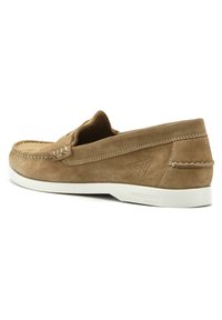 Scarpa da barca in suede color sabbia con suola in gomma bianca, caratterizzata da dettagli cuciti e un logo impresso sul tallone. Design slip-on con punta arrotondata.