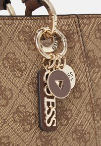 Borsa Tote Guess Noelle - In Pelle Saffiano PU, Con Logo Triangolo E Hardware Dorato